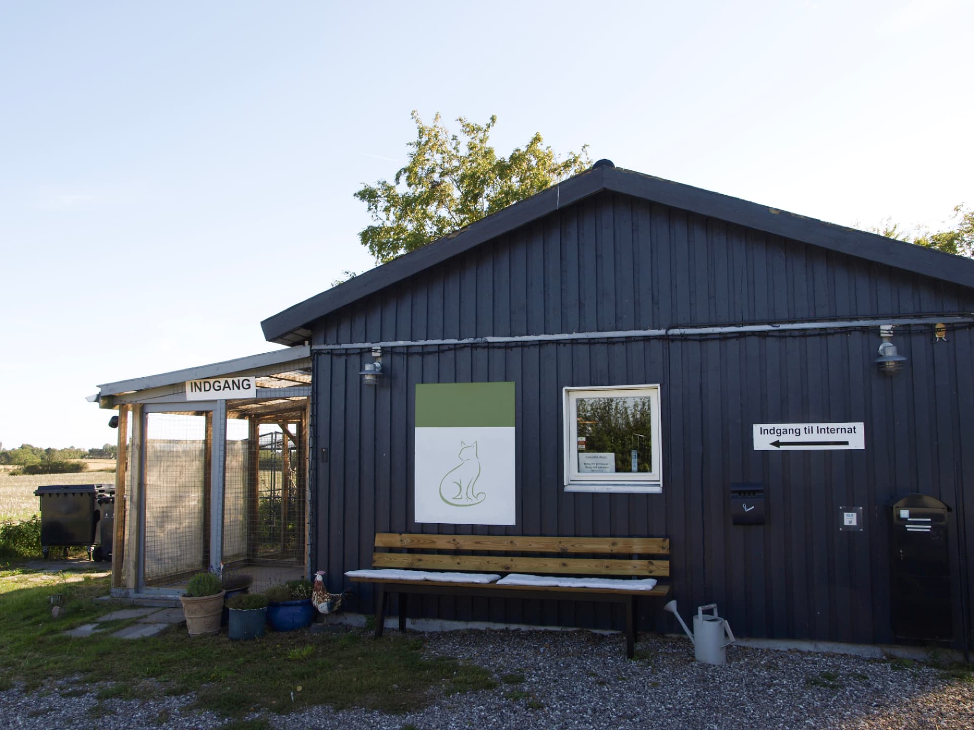 Bygningerne på Fuglebjerg Katteinternat og Pension på landet ved Fuglebjerg